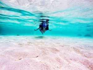 Air laut yang bening di Pantai Geger Nusa Dua