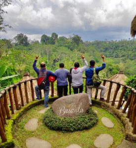 Kopi kini menjadi komoditas yang banyak dicari oleh banyak orang. Apalagi, menikmati kopi kini sudah menjadi bagian dari gaya hidup. Dari sekian banyak kopi, kopi luwak memiliki reputasi yang spesial sebagai kopi termahal dunia. Nah, ketika liburan ke Bali, Anda bisa secara langsung melihat proses pembuatan kopi luwak di Basanta Agro Organic Ubud. Kopi luwak kerap disebut sebagai kopi termahal dunia. Kopi ini memiliki cita rasa yang unik dan dikenal sebagai kopi yang khas dari Asia Tenggara. Keberadaan kopi luwak dari Asia Tenggara sudah begitu lama. Hanya saja, popularitasnya mulai meningkat pada tahun 1980-an. Harga dari kopi ini, bisa dijumpai di pasaran dengan harga berkisar di angka 100 USD per 450 gram. Nah, pengalaman berkunjung ke Basanta Agro Organic Ubud menjadi kesempatan langka untuk melihat proses pembuatan kopi termahal dunia ini. Dibandingkan dengan kopi lain, pembuatan kopi luwak memang berbeda. Alasannya, karena kopi ini melibatkan keberadaan musang atau luwak yang memakan buah kopi dan mengeluarkan biji kopi lewat kotorannya. Aktivitas Wisata Utama di Basanta Agro Organic Ubud Basanta Agro Organic Ubud merupakan pusat wisata edukatif dan rekreasi yang ada di kawasan Tegalalang, Ubud. Lewat tempat wisata ini, pihak pengelola ingin mengenalkan tradisi Bali yang unik dan ramah lingkungan. Tidak ketinggalan, proses pembuatan kopi luwak. Perlu Anda ketahui, pembuatan kopi luwak bisa dilakukan dengan kopi jenis apapun, termasuk kopi robusta ataupun arabika. Hal paling penting dalam pembuatan kopi ini adalah, adanya fermentasi yang terjadi di bagian perut luwak. Sebelum diproses lebih lanjut, kopi luwak yang keluar bersama kotoran luwak, dibersihkan terlebih dahulu dan dijemur. Setelah dalam kondisi bersih, luwak siap untuk ditumbuk dan menghilangkan lapisan terluarnya. Dengan begitu, bisa dipastikan tidak ada kotoran yang menempel. Selain berkesempatan untuk melihat proses pembuatan kopi luwak, Anda juga akan memperoleh beragam pengetahuan yang bermanfaat lainnya. Apalagi, pihak Basanta Agro Organic Ubud juga dikenal memiliki produk kopi lainnya, seperti kopi kelapa, kopi ginseng, ataupun kopi vanilla. Ada pula produk berupa teh yang tak kalah nikmatnya dibanding produk kopi Basanta Agro Organic Ubud. Pilihan produk teh yang bisa dibeli juga beragam, termasuk di antaranya adalah teh hijau, teh hitam, teh jahe, lemon tea, dan sebagainya. Tidak ketinggalan, pihak pengelola Basanta Agro Organic Ubud juga menyediakan restoran dengan beragam sajian yang tak kalah enak. Bagi para vegetarian, pihak hotel juga menyediakan menu yang ramah dengan lidah Anda. Disertai dengan suasana sekitar yang hijau dan alami, pengalaman liburan di sini pun terasa begitu menenangkan. Lokasi Basanta Agro Organic Ubud Suasana alami yang bisa Anda temukan di tempat ini, dapat dengan mudah dikunjungi. Anda bisa datang secara langsung ke alamat Basanta Agro Organic Ubud yang ada di Jl. Br Jasan, Br. Jasan, Sebatu, Tegalalang, di Kabupaten Gianyar. Tempat ini buka pada rentang antara pukul 9 pagi sampai pukul 6 sore.