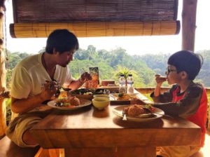 Kopi kini menjadi komoditas yang banyak dicari oleh banyak orang. Apalagi, menikmati kopi kini sudah menjadi bagian dari gaya hidup. Dari sekian banyak kopi, kopi luwak memiliki reputasi yang spesial sebagai kopi termahal dunia. Nah, ketika liburan ke Bali, Anda bisa secara langsung melihat proses pembuatan kopi luwak di Basanta Agro Organic Ubud. Kopi luwak kerap disebut sebagai kopi termahal dunia. Kopi ini memiliki cita rasa yang unik dan dikenal sebagai kopi yang khas dari Asia Tenggara. Keberadaan kopi luwak dari Asia Tenggara sudah begitu lama. Hanya saja, popularitasnya mulai meningkat pada tahun 1980-an. Harga dari kopi ini, bisa dijumpai di pasaran dengan harga berkisar di angka 100 USD per 450 gram. Nah, pengalaman berkunjung ke Basanta Agro Organic Ubud menjadi kesempatan langka untuk melihat proses pembuatan kopi termahal dunia ini. Dibandingkan dengan kopi lain, pembuatan kopi luwak memang berbeda. Alasannya, karena kopi ini melibatkan keberadaan musang atau luwak yang memakan buah kopi dan mengeluarkan biji kopi lewat kotorannya. Aktivitas Wisata Utama di Basanta Agro Organic Ubud Basanta Agro Organic Ubud merupakan pusat wisata edukatif dan rekreasi yang ada di kawasan Tegalalang, Ubud. Lewat tempat wisata ini, pihak pengelola ingin mengenalkan tradisi Bali yang unik dan ramah lingkungan. Tidak ketinggalan, proses pembuatan kopi luwak. Perlu Anda ketahui, pembuatan kopi luwak bisa dilakukan dengan kopi jenis apapun, termasuk kopi robusta ataupun arabika. Hal paling penting dalam pembuatan kopi ini adalah, adanya fermentasi yang terjadi di bagian perut luwak. Sebelum diproses lebih lanjut, kopi luwak yang keluar bersama kotoran luwak, dibersihkan terlebih dahulu dan dijemur. Setelah dalam kondisi bersih, luwak siap untuk ditumbuk dan menghilangkan lapisan terluarnya. Dengan begitu, bisa dipastikan tidak ada kotoran yang menempel. Selain berkesempatan untuk melihat proses pembuatan kopi luwak, Anda juga akan memperoleh beragam pengetahuan yang bermanfaat lainnya. Apalagi, pihak Basanta Agro Organic Ubud juga dikenal memiliki produk kopi lainnya, seperti kopi kelapa, kopi ginseng, ataupun kopi vanilla. Ada pula produk berupa teh yang tak kalah nikmatnya dibanding produk kopi Basanta Agro Organic Ubud. Pilihan produk teh yang bisa dibeli juga beragam, termasuk di antaranya adalah teh hijau, teh hitam, teh jahe, lemon tea, dan sebagainya. Tidak ketinggalan, pihak pengelola Basanta Agro Organic Ubud juga menyediakan restoran dengan beragam sajian yang tak kalah enak. Bagi para vegetarian, pihak hotel juga menyediakan menu yang ramah dengan lidah Anda. Disertai dengan suasana sekitar yang hijau dan alami, pengalaman liburan di sini pun terasa begitu menenangkan. Lokasi Basanta Agro Organic Ubud Suasana alami yang bisa Anda temukan di tempat ini, dapat dengan mudah dikunjungi. Anda bisa datang secara langsung ke alamat Basanta Agro Organic Ubud yang ada di Jl. Br Jasan, Br. Jasan, Sebatu, Tegalalang, di Kabupaten Gianyar. Tempat ini buka pada rentang antara pukul 9 pagi sampai pukul 6 sore.