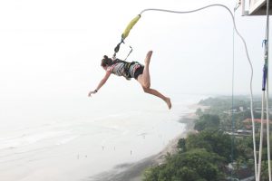 Bungee Jumping di Pantai Seminyak Bali