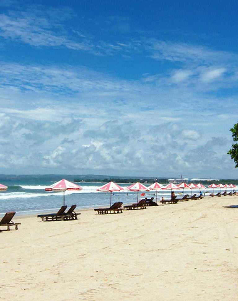 Keindahan Pantai Kuta Bali yang sanggup menarik ribuan wisatawan setiap tahunnya
