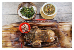 Menyantap kuliner bebek ataupun ayam betutu di Bali menjadi hal yang begitu gampang. Anda bisa menemukan begitu banyak warung makan atau restoran dengan sajian betutu khas Bali. Namun, kalau ingin mencicipi ayam atau betutu tradisional Bali yang tersaji secara eksklusif, pilihan terbaiknya adalah Mangku Gunung Lebah Ubud. Praktisi kuliner nusantara, mendiang Bondan Winarno begitu merekomendasikan tempat yang satu ini. Hanya saja, Anda akan menemukan kalau Mangku Gunung Lebah Ubud merupakan tempat yang tidak biasa. Tempat ini bukan merupakan warung, bukan pula sebuah restoran yang mewah. Mangku Gunung Lebah hanya berupa rumah warga biasa. Apa yang Membedakan Mangku Gunung Lebah Ubud dengan Tempat Lain? Mangku Gunung Lebah Ubud memang hanya berupa rumah biasa. Para pengunjung yang ingin menyantap betutu enak di sini, tidak bisa menyantapnya secara langsung di tempat. Tidak hanya itu. Anda juga tidak bisa serta merta datang untuk beli betutu di sini. Pemesanan harus dilakukan setidaknya sehari sebelumnya. Dengan cara pemesanan serta penjualan yang tidak biasa tersebut, tak heran kalau menyebut Mangku Gunung Lebah Ubud sebagai tempat yang eksklusif. Apalagi, kelezatan bebek serta ayam betutu yang ada di sini sudah begitu terkenal. Banyak wisatawan yang memilih sajian dari Pak Mangku sebagai pilihan oleh-oleh kuliner yang enak dari Bali. Cara Pembuatan Betutu Tradisional di Mangku Gunung Lebah Ubud Hal yang membuat ayam serta bebek betutu dari Pak Mangku Ubud begitu spesial bukanlah karena ketidaktersediaannya sarana untuk makan di tempat. Bukan pula karena pemesanan yang tidak bisa dilakukan secara langsung. Alasan utama dari begitu spesialnya betutu di sini adalah karena proses pembuatan secara tradisional. Bebek serta ayam betutu dari Mangku Gunung Lebah Ubud merupakan varian betutu gianyar. Untuk proses pembuatannya, butuh waktu yang begitu lama. Metode pemasakan yang dipakai merupakan cara slow cooking dengan cara dibakar menggunakan bara sekam padi dengan durasi kurang lebih 12 jam. Bebek atau ayam betutu di sini, biasanya akan dibungkus menggunakan daun pisang. Ayam atau bebek betutu yang didapatkan dari Mangku Gunung Lebah Ubud juga beda dibandingkan dengan betutu di tempat lain. Alasannya, karena betutu di sini merupakan varian betutu khas Gianyar yang gurih. Cara pembuatan yang spesial dan eksklusif juga membuat ayam serta bebek betutu di Mangku Gunung Lebah Ubud memiliki tekstur yang begitu lembut. Tidak akan sulit untuk memakan daging bebek atau ayamnya. Selain itu, rasa gurihnya juga akan begitu terasa di mulut. Untuk mencicipi kuliner eksklusif dari Bali ini, Anda bisa menelepon ke nomor (0361) 977808. Pemesanan harus dilakukan sebelum jam 3 siang waktu setempat. Mengenai harganya, untuk seekor ayam dipatok dengan banderol Rp95 ribu. Sementara itu, untuk bebek dihargai sebesar Rp110 ribu. Lokasi dari rumah Pak Mangku Gunung Lebah Ubud bisa Anda temukan di Banjar Penestaan Kaja, Sayan, Ubu.