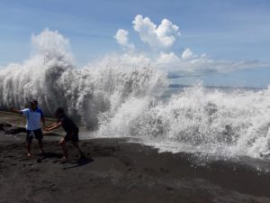 Gulungan Ombak Pantai Karangdadi Kusamba