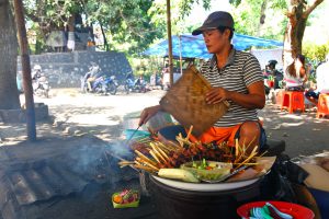 Penjual sate Babi Bawah Pohon di Legian