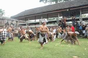 Perang Ketupat Desa Adat Kapal