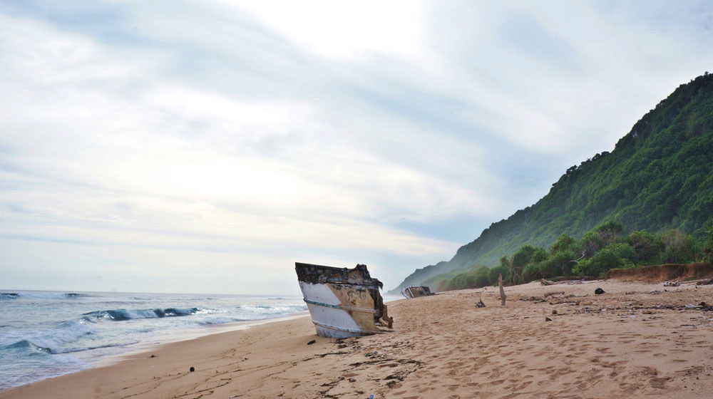 Puing-puing kapal di Pantai Nyang Nyang Bali