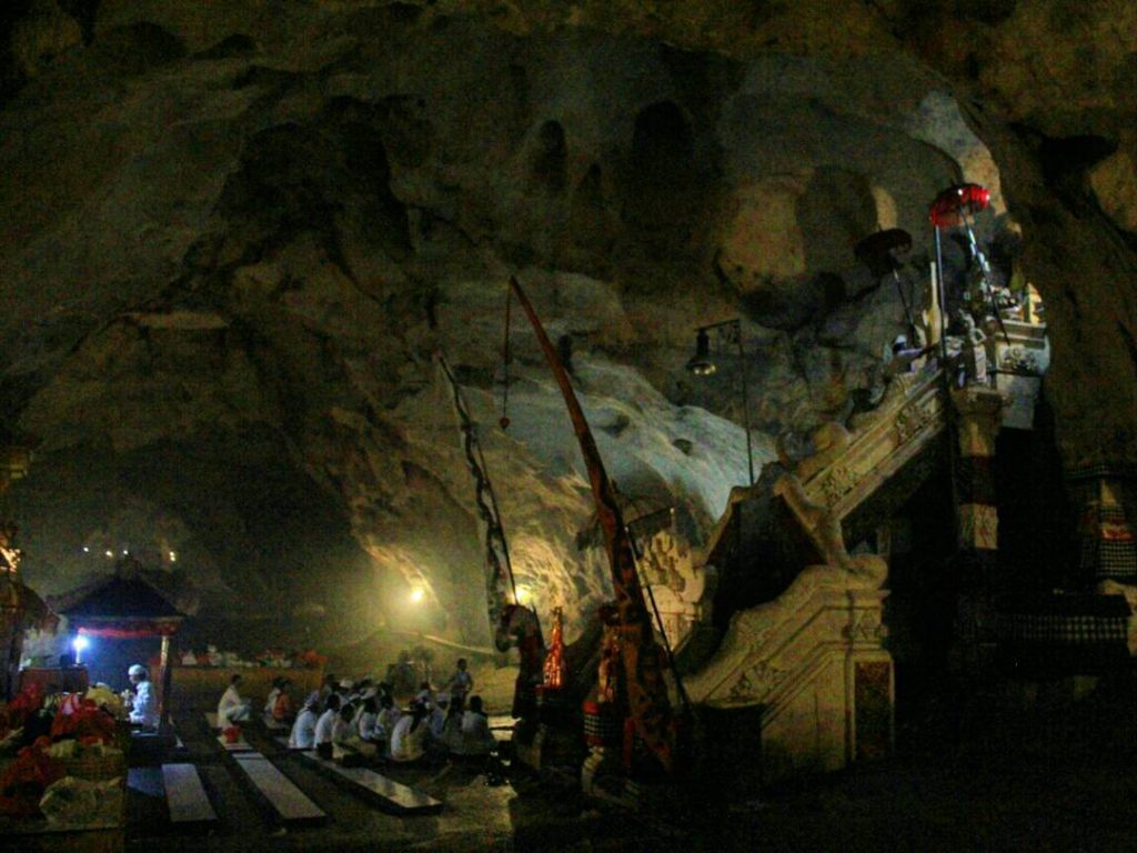 Pura Goa Giri Putri Nusa Penida