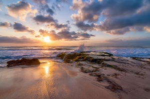 Pemandangan sunset di Pantai Dreamland Bali
