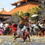 Tradisi Perang Tipat Bantal