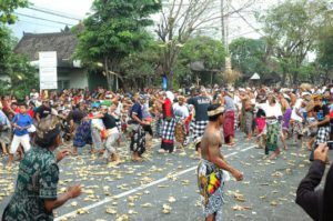 Tradisi Perang Tipat Bantal