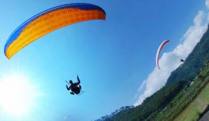 paralayang di bukit timbis