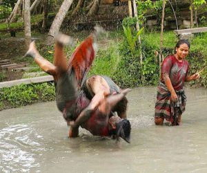 tradisi mepantigan bali