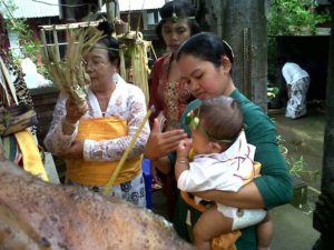 upacara otonan di Bali